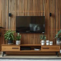 Mur en tasseaux bois pour votre télévision : conseils de conception et d&rsquo;installation