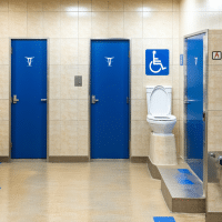 Découvrez les normes essentielles pour concevoir des toilettes adaptées aux handicapés