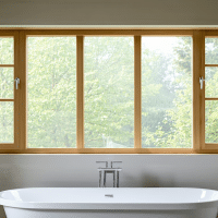 Comment choisir la petite fenêtre idéale pour sublimer votre salle de bain ?