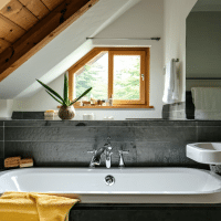 Transformez votre salle de bain sous les combles en un espace chic et fonctionnel !