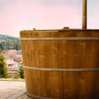 Bain nordique en bois : 4 bonnes raisons d’en avoir un chez soi