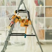 Travailler en hauteur chez soi : pourquoi les échasses sont une solution pratique ?