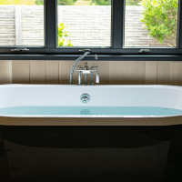 Découvrez les avantages de choisir une baignoire d&rsquo;angle 120×120 pour votre salle de bain