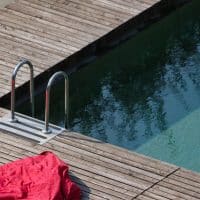 Piscine bois hors sol : la tendance nature qui séduit les jardins du Sud