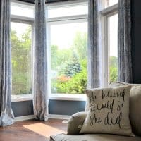 Baie vitrée ouverte tout l’été avec une moustiquaire bien choisie