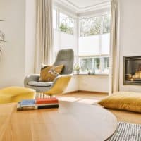 Intérieur cosy rehaussé par des chaises design