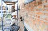 Façade de maison : solutions pour lui redonner éclat et modernité