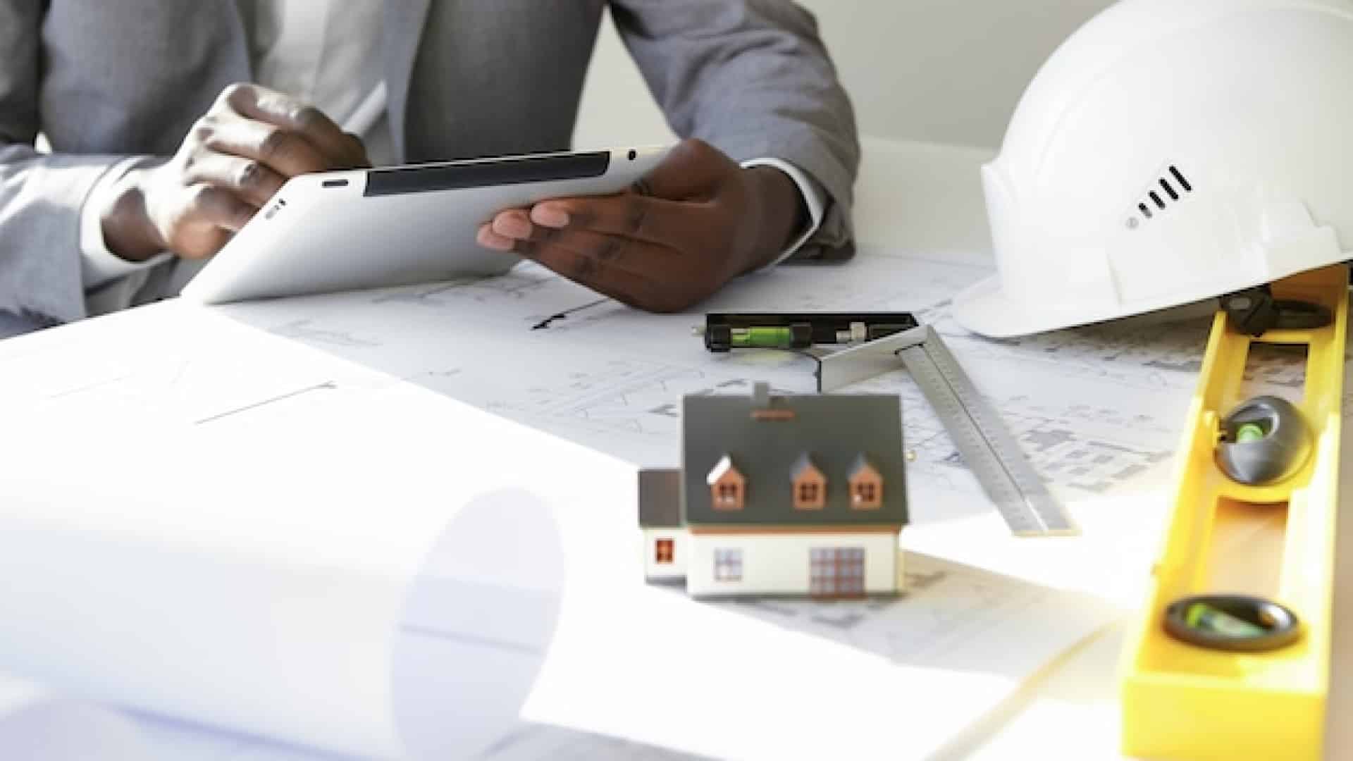 Faut-il privilégier un plain-pied ou une maison à étage pour maîtriser son budget ?