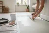 Peindre un lino au sol ou au mur : méthode et précautions