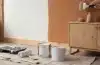 Peindre un mur de couleur ou en deux couleurs, accordé au bois