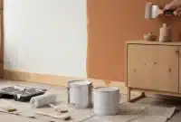 Peindre un mur de couleur ou en deux couleurs, accordé au bois