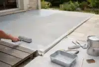 Peindre une terrasse en bois, en béton ou en dalles : la méthode