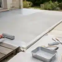 Peindre une terrasse en bois, en béton ou en dalles : la méthode