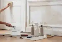 Nettoyage d&rsquo;un mur avant peinture : produits, méthode et décapage
