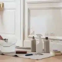 Nettoyage d&rsquo;un mur avant peinture : produits, méthode et décapage