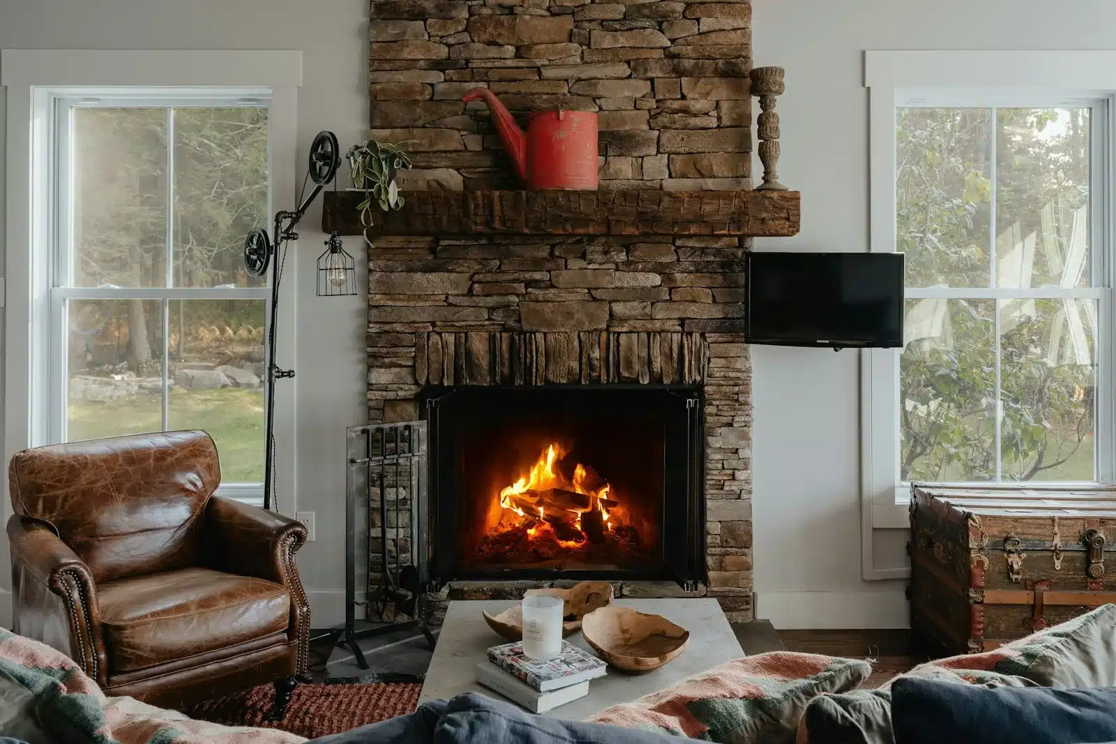 Intérieur rustique et chaleureux d'un gîte de campagne avec cheminée et mobilier traditionnel